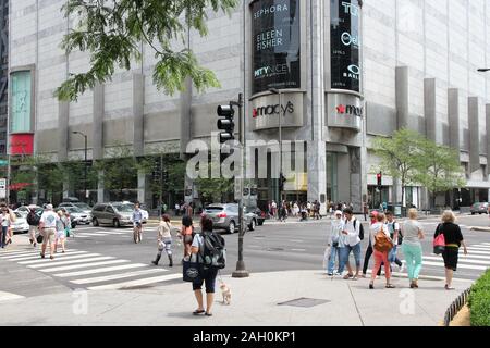 CHICAGO, USA - 26. JUNI 2013: Leute gehen von Macy's Kaufhaus an der Magnificent Mile in Chicago. Die Magnificent Mile ist einer der angesehensten s Stockfoto