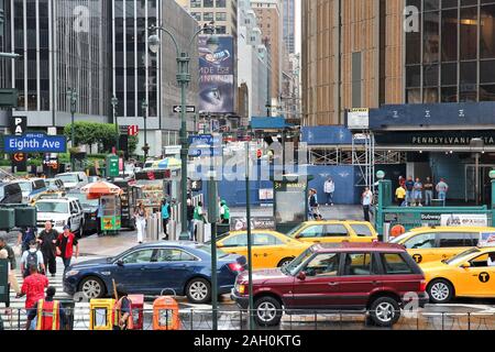 NEW YORK, USA - Juli 1, 2013: die Menschen entlang der regnerischen Eighth Avenue in New York. Fast 20 Millionen Menschen leben in New York City metropolitan area. Stockfoto