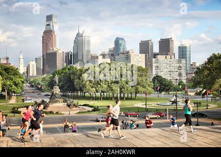 PHILADELPHIA, USA - Juni 11, 2013: Die Menschen laufen auf felsigen Schritte in Philadelphia. Die Schritte wurden berühmt durch den Film 'Rocky' gemacht und sind unter runne bekannt Stockfoto