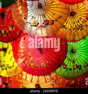 Bunte Sonnenschirme in Yangon, Myanmar Stockfoto