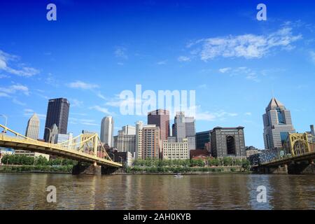 PITTSBURGH, USA - 30. JUNI 2013: Blick auf die Skyline von Pittsburgh City. Es ist die 2. größte Stadt von Pennsylvania mit 305,841 Einwohnern. Stockfoto