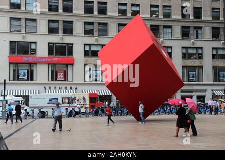 NEW YORK, USA - Juli 2, 2013: die Menschen unter Red Cube Kunst im öffentlichen Raum in New York laufen. Die kunstwerke von Isamu Noguchi stammt aus dem Jahr 1968. Stockfoto