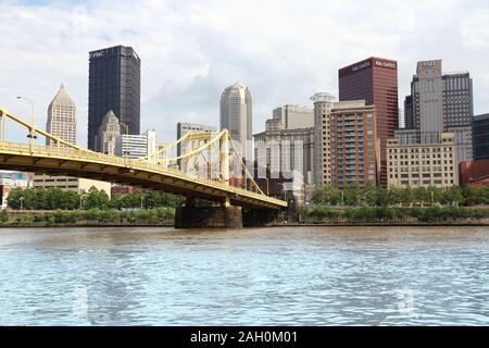 PITTSBURGH, USA - 30. JUNI 2013: Blick auf die Skyline von Pittsburgh City. Es ist die 2. größte Stadt von Pennsylvania mit 305,841 Einwohnern. Stockfoto