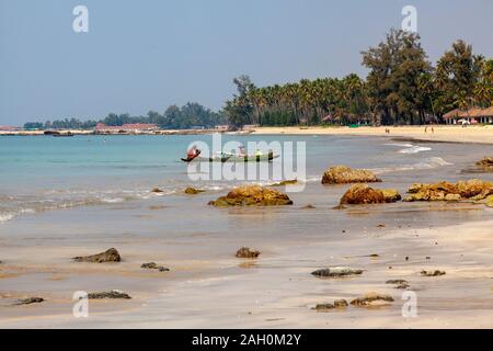 Zwei lokale Fischer an Land Anreise aus dem warmen Wasser der Bucht von Bengalen. Ngapali Beach, Rakhine, Myanmar Stockfoto