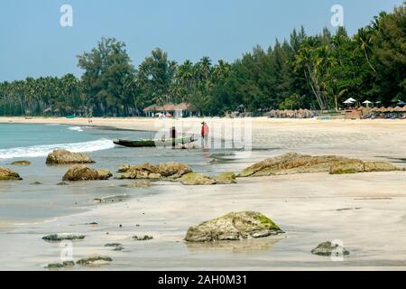 Zwei lokale Fischer an Land Anreise aus dem warmen Wasser der Bucht von Bengalen. Ngapali Beach, Rakhine, Myanmar Stockfoto