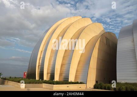 KANSAS CITY, USA - 25. JUNI 2013: Kauffman Center für Darstellende Künste Gebäude in Kansas City, Missouri. Berühmte Gebäude wurde im Jahr 2011 abgeschlossen. Stockfoto