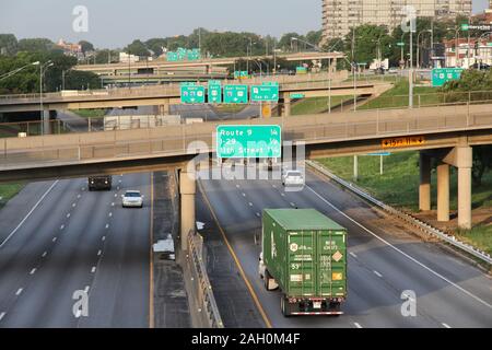 KANSAS CITY, USA - 25. JUNI 2013: Autobahnen in Kansas City, Missouri. Kansas City ist die 30. größte Metropolregion in den USA mit einer Bevölkerung von 2 Stockfoto