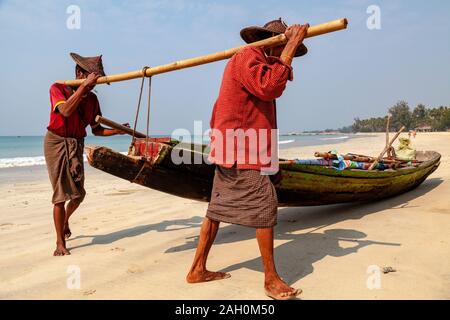 Zwei lokale Fischer an Land Anreise aus dem warmen Wasser der Bucht von Bengalen. Ngapali Beach, Rakhine, Myanmar Stockfoto