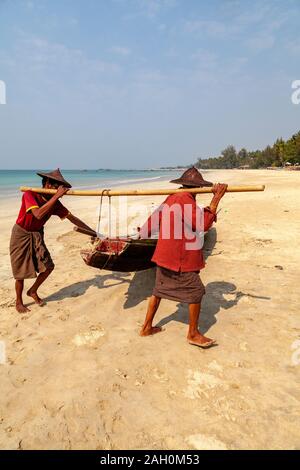 Zwei lokale Fischer an Land Anreise aus dem warmen Wasser der Bucht von Bengalen. Ngapali Beach, Rakhine, Myanmar Stockfoto