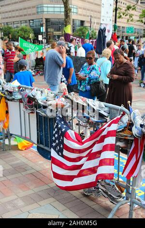 BOSTON, USA - Juni 8, 2013: die Menschen Gedenken an Bombenangriffe Opfer in Boston. Terroranschlag fand während berühmte Boston Marathon am 15. April 2013. Stockfoto