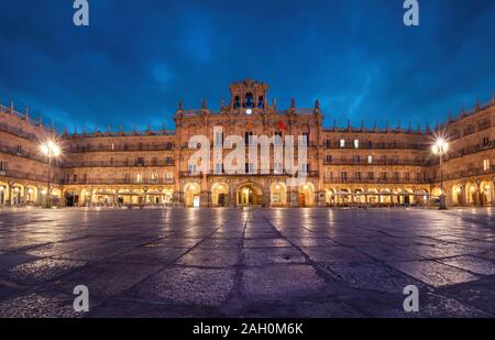Salamanca, Spanien. Blick auf die Plaza Mayor in der Dämmerung - 18. Jahrhundert spanischen Barock öffentlichen Platz, der von Geschäften, Restaurants und Rathaus begrenzt. Stockfoto