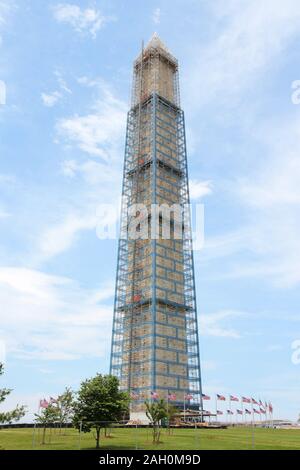 Washington Monument Reparaturarbeiten mit Gerüst nach Erdbeben beschädigt werden. Stockfoto