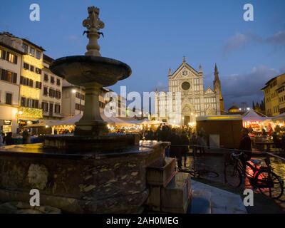 Italien, Toskana, Florenz, die Kirche Santa Croce und der Weihnachtsmarkt auf dem Platz. Stockfoto