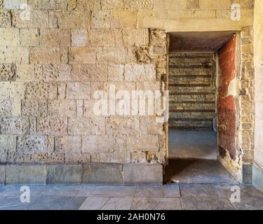 Steine Steinwand mit Eröffnung enthüllt freies Zimmer mit Ziegel Wand, alte Kairo, Ägypten Stockfoto