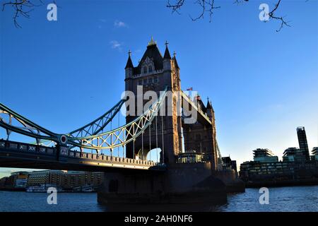 Tower Bridge, London mit klarem blauen Himmel Stockfoto