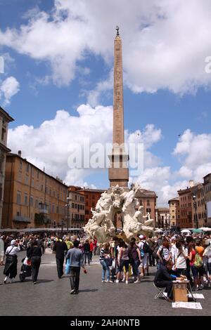 Rom - 13. Mai: Touristen auf der Piazza Navona am 13. Mai 2010 in Rom, Italien. Die ikonischen Square ist einer der am meisten besuchten Sehenswürdigkeiten in der Welt und in einem top Stockfoto