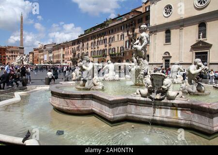 Rom - 13. Mai: Touristen auf der Piazza Navona am 13. Mai 2010 in Rom, Italien. Die ikonischen Square ist einer der am meisten besuchten Sehenswürdigkeiten in der Welt und in einem top Stockfoto
