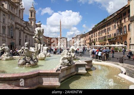 Rom - 13. Mai: Touristen auf der Piazza Navona am 13. Mai 2010 in Rom, Italien. Die ikonischen Square ist einer der am meisten besuchten Sehenswürdigkeiten in der Welt und in einem top Stockfoto