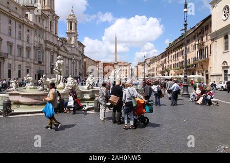 Rom - 13. Mai: Touristen auf der Piazza Navona am 13. Mai 2010 in Rom, Italien. Die Piazza Navona ist ein beliebtes Ziel in Rom, die am meisten besuchte Stadt in der 3. Stockfoto