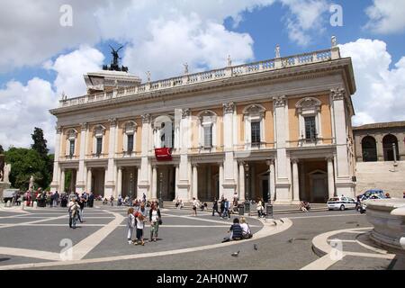 Rom - 13. Mai: Touristen an der Piazza Campidoglio am 13. Mai 2010 in Rom, Italien. Campidoglio Square ist ein beliebtes Reiseziel in Rom, die 3. Die meisten Visite Stockfoto