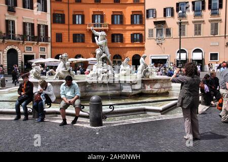 Rom - 13. Mai: Touristen auf der Piazza Navona am 13. Mai 2010 in Rom, Italien. Die Piazza Navona ist ein beliebtes Ziel in Rom, die am meisten besuchte Stadt in der 3. Stockfoto