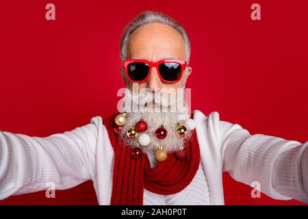 Nahaufnahme Foto von brutalen Rentner mit Glaskugeln, Foto tragen Brillen Brillen weißen Pullover über den roten Hintergrund isoliert Stockfoto