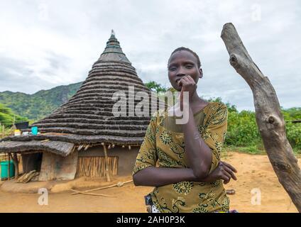 Larim Stamm Frau vor ihr traditionelles Haus, Boya Berge, Imatong, South Sudan Stockfoto