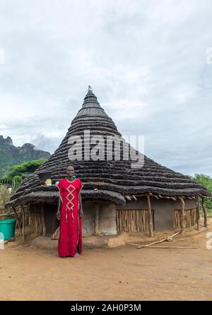 Larim Stamm Frau vor ihr traditionelles Haus, Boya Berge, Imatong, South Sudan Stockfoto