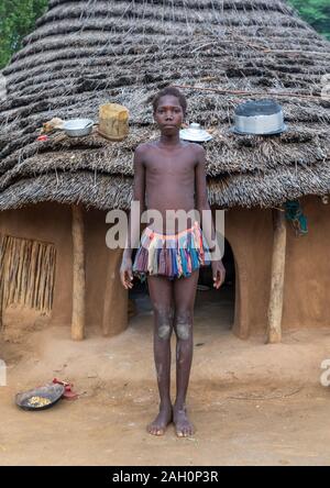 Larim Stamm junges Mädchen vor ihr traditionelles Haus, Boya Berge, Imatong, South Sudan Stockfoto