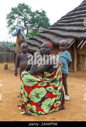 Larim Stamm Frau mit ihren Kindern vor ihr traditionelles Haus, Boya Berge, Imatong, South Sudan Stockfoto