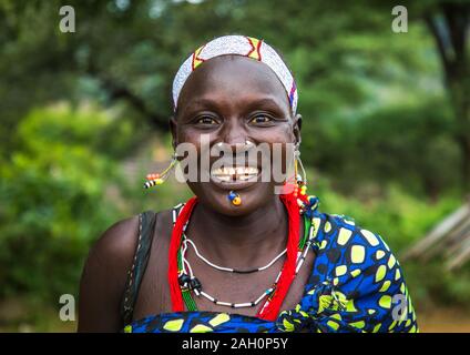 Porträt eines lächelnden Larim Stamm Frau, Boya Berge, Imatong, South Sudan Stockfoto