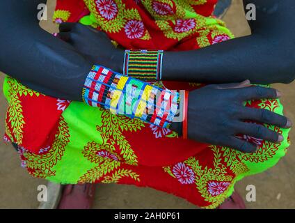 Larim Stamm Mann mit großen Perlen Armbänder, Boya Berge, Imatong, South Sudan Stockfoto