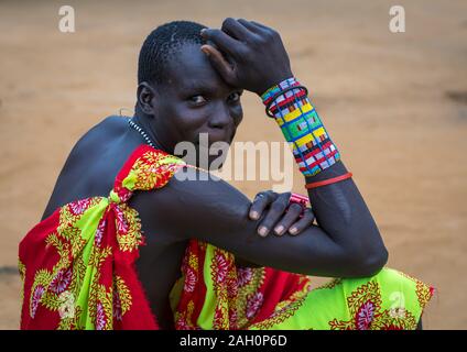 Larim Stamm Mann mit großen Perlen Armbänder, Boya Berge, Imatong, South Sudan Stockfoto