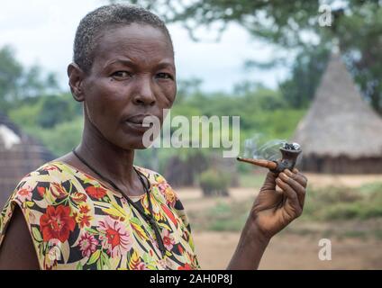 Porträt einer Larim Stamm Frau Rauchen einer Pfeife, Boya Berge, Imatong, South Sudan Stockfoto