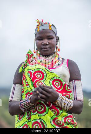 Porträt einer Larim Stamm Frau mit einem geschmückten Kopfbedeckungen, Boya Berge, Imatong, South Sudan Stockfoto