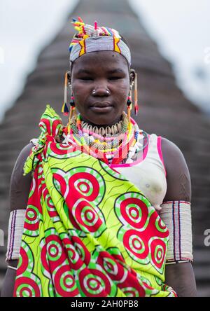 Porträt einer Larim Stamm Frau bekleidet dekoriert headwear, Boya Berge, Imatong, South Sudan Stockfoto