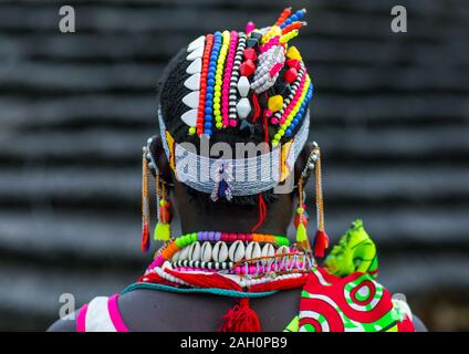 Porträt einer Larim Stamm Frau bekleidet dekoriert headwear, Boya Berge, Imatong, South Sudan Stockfoto