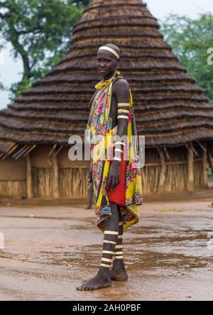 Porträt einer Larim Stamm Frau mit Rinde Armbänder als Zeichen der Trauer, Boya Berge, Imatong, South Sudan Stockfoto