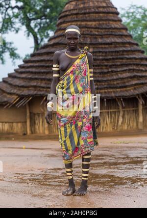 Porträt einer Larim Stamm Frau mit Rinde Armbänder als Zeichen der Trauer, Boya Berge, Imatong, South Sudan Stockfoto