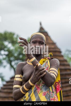 Porträt einer Larim Stamm Frau mit Rinde Armbänder als Zeichen der Trauer, Boya Berge, Imatong, South Sudan Stockfoto