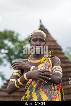 Porträt einer Larim Stamm Frau mit Rinde Armbänder als Zeichen der Trauer, Boya Berge, Imatong, South Sudan Stockfoto