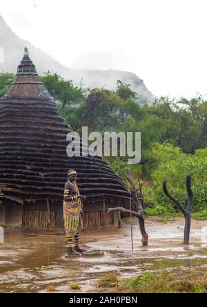 Larim Stamm Frau mit Rinde Armbänder als Zeichen der Trauer, Boya Berge, Imatong, South Sudan Stockfoto