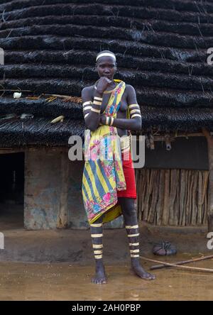 Porträt einer Larim Stamm Frau mit Rinde Armbänder als Zeichen der Trauer, Boya Berge, Imatong, South Sudan Stockfoto