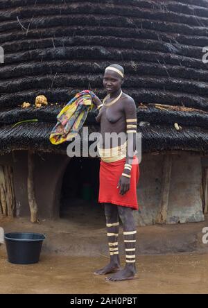 Porträt einer Larim Stamm Frau mit Rinde Armbänder als Zeichen der Trauer, Boya Berge, Imatong, South Sudan Stockfoto