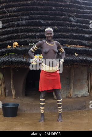 Porträt einer Larim Stamm Frau mit Rinde Armbänder als Zeichen der Trauer, Boya Berge, Imatong, South Sudan Stockfoto