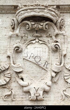 Rom, Italien. Römische symbol SPQR, italienische Architektur Detail. Stockfoto