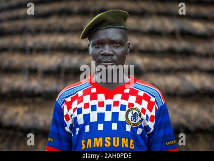 Porträt eines ehemaligen Soldaten aus Larim Stamm trägt eine Chelsea Football Shirt, Boya Berge, Imatong, South Sudan Stockfoto