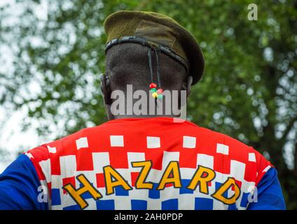 Porträt eines ehemaligen Soldaten aus Larim Stamm trägt eine Chelsea Football Shirt, Boya Berge, Imatong, South Sudan Stockfoto