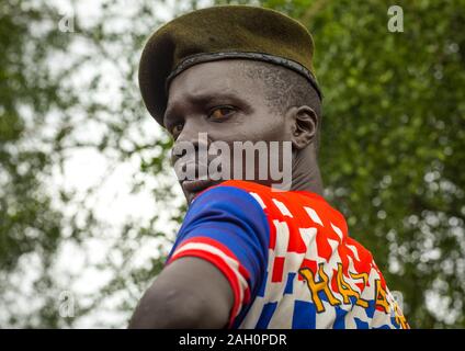 Porträt eines ehemaligen Soldaten aus Larim Stamm trägt eine Chelsea Football Shirt, Boya Berge, Imatong, South Sudan Stockfoto