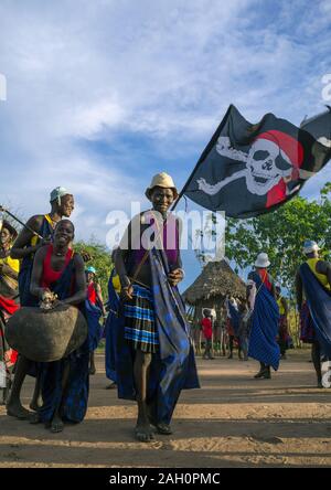 Mundari Stamm Frauen mit einer piratenflagge beim feiern eine Hochzeit, Central Equatoria, Terekeka, South Sudan Stockfoto